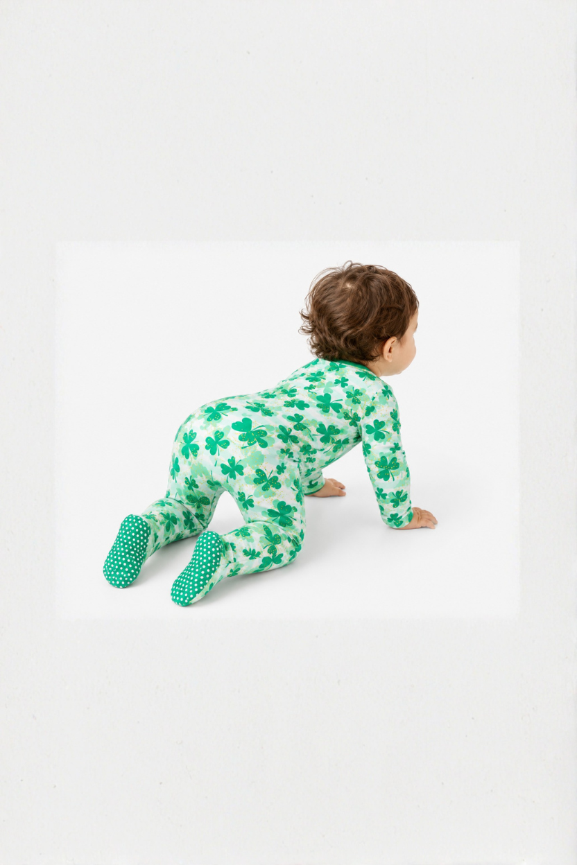 Bamboo_Clover_Field_Footed_Pajama_RuffleButts_+_RuggedButts_5SL0951_00_P1120_1218M_2
