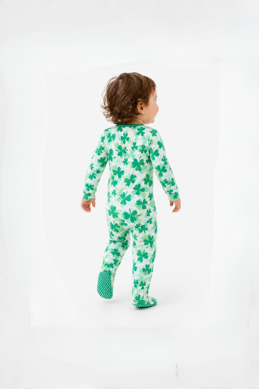 Bamboo_Clover_Field_Footed_Pajama_RuffleButts_+_RuggedButts_5SL0951_00_P1120_1824M_2
