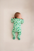 Load image into Gallery viewer, Bamboo_Clover_Field_Footed_Pajama_RuffleButts_+_RuggedButts_5SL0951_00_P1120_NB000_2
